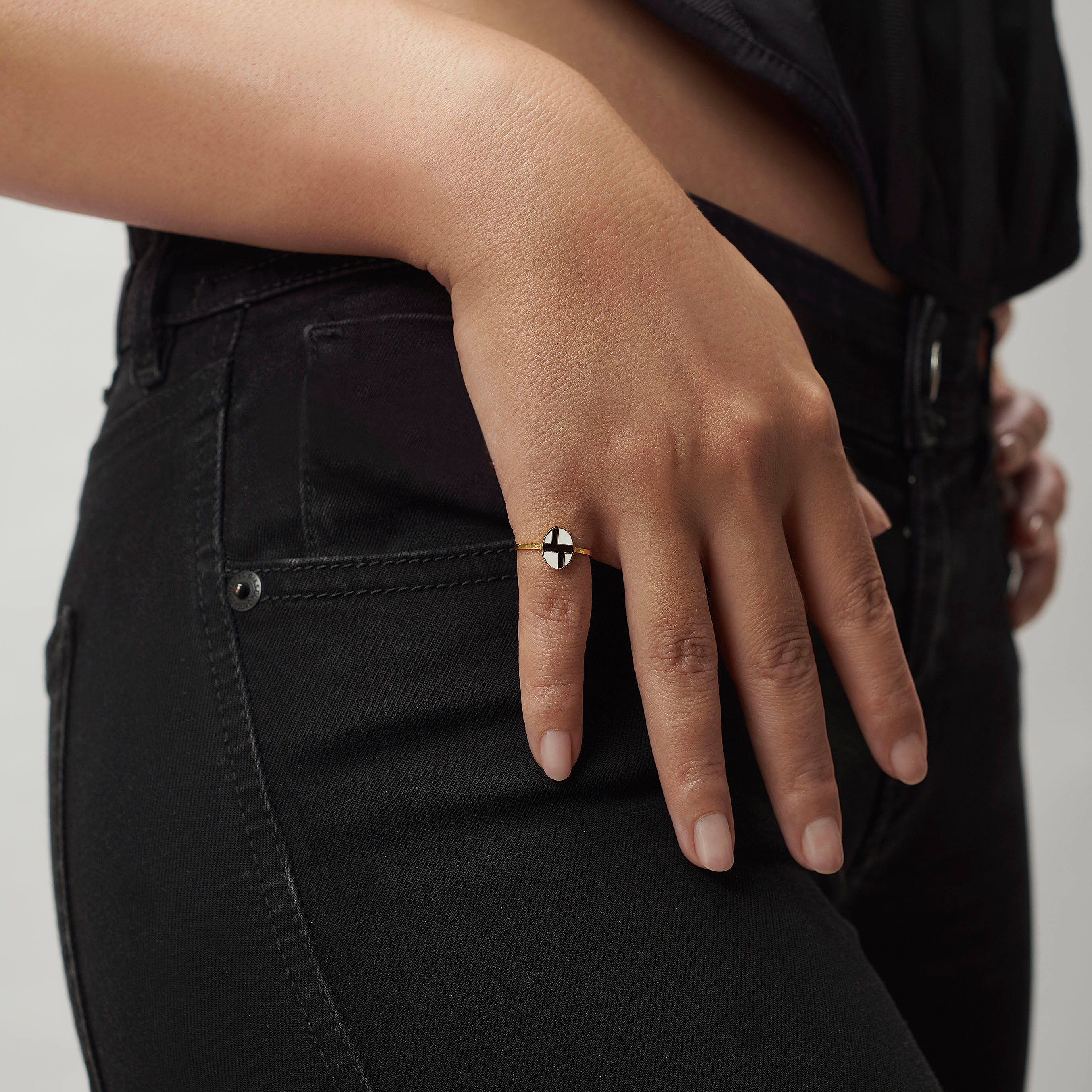 CONTEMPORARY B&W RING